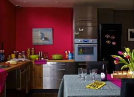 Colores valientes y elementos llamativos para su cocina. 6 ideas brillantes