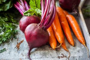Mantener las remolachas dulces y las zanahorias en el jardín: técnicas eficaces
