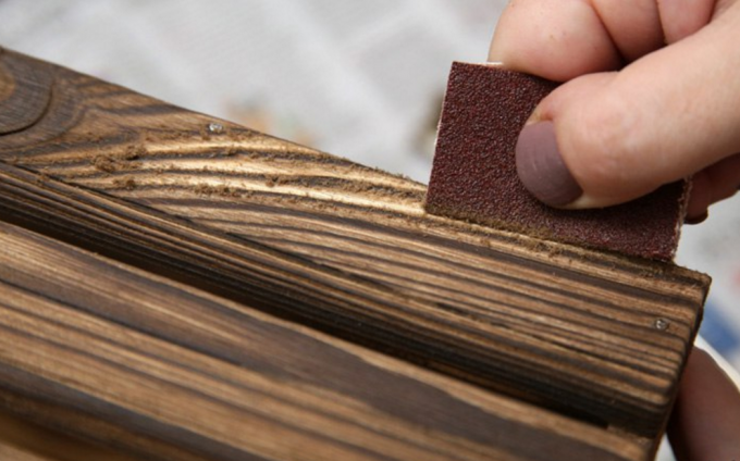 madera cepillada con papel de lija. 