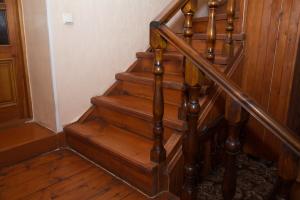 Escaleras de madera en la casa y que no renuncian a lo largo del tiempo,