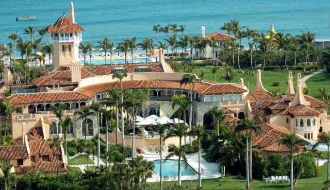Mar-a-Lago en Palm Beach. Private Hotel Club. Por ejemplo, se estima en 200 millones de dólares. $. Se obtiene una ganancia de $ 15 millones. $ Por año. (Fuente de la imagen - Yandex-fotos)