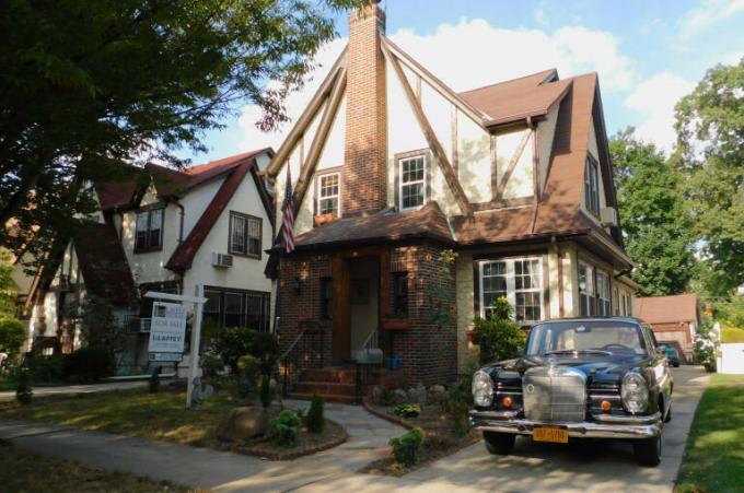 La casa donde D. Trump pasó su infancia. Según algunas fuentes, se encuentra actualmente a la venta por 75 millones de dólares. $. (Fuente: Yandex-fotos)