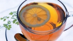 Si usted bebe té con limón en la mañana, puede mejorar significativamente la condición de la piel. Se da la fuerza y ​​la elasticidad de la piel, y evita los cambios relacionados con la edad. 