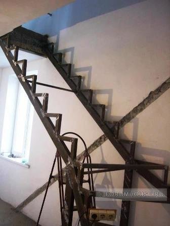 estructura de metal a las escaleras de madera.