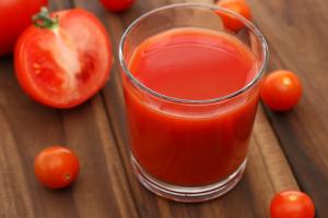 El jugo de tomate para el invierno sin ebullición, ahorra favor, y no estropeó