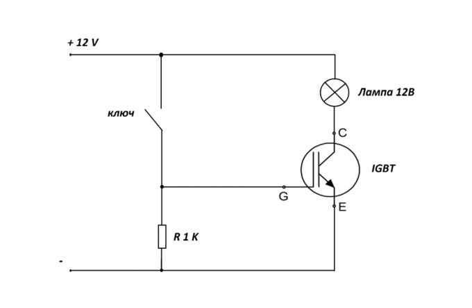 Prueba de conducción del transistor de la fuente de alimentación y la lámpara 12 Voltios