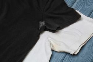 La salida de la mancha de desodorante en un negro y color