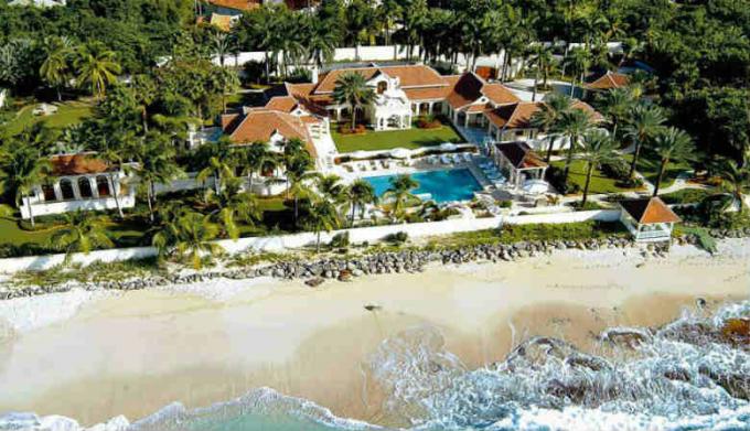 Le Chateau de Palmer en St. Maarten. 45 presidente de Estados Unidos mismo, llama a esta villa, "uno de los más grandes residencias privadas en el mundo." Precio de alquiler por golpes es 28000 dinero americano. El alquiler es posible durante al menos 5 días. (Fuente de la imagen - Yandex-fotos)