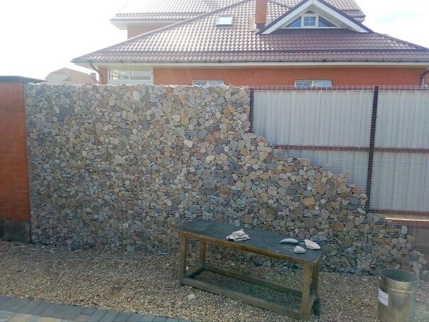 Autor fotografió el proceso de llenado de cerca de piedra