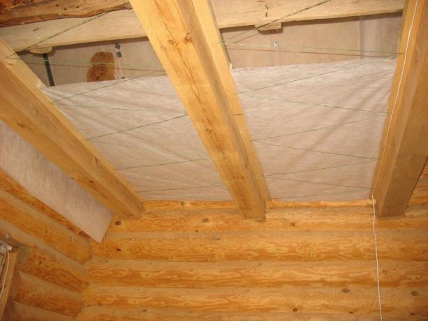El aislamiento térmico de pisos en la casa de madera