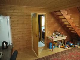 El vivir en una casa de madera, cómoda y barata, ¿por qué deberíamos tener miedo de los elementos oscuros en la decoración