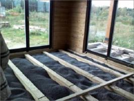 Aislamiento térmico de una casa de madera. materiales de aislamiento sedimento.