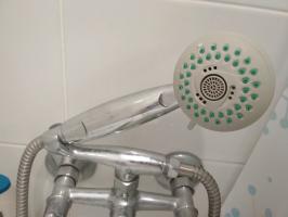Trucos útiles para el baño: ahorro de agua de 60%, juntas de baldosas blancas, azulejos astillados, tapados en el baño