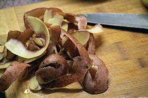Peladuras de patata, ¿por qué no ser eliminados y cómo utilizarlos sabiamente el jardín