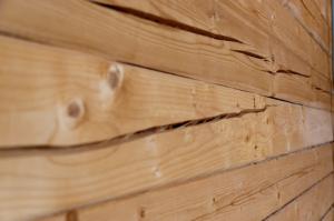 Cómo hacer a una nueva casa de cabañas de madera agrietada lo menos posible