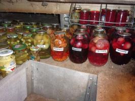 ¿Cómo hacer que el almacenamiento "acumulación" para las verduras y los espacios en blanco de invierno en una cabaña