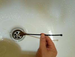 Una forma sencilla pero muy eficaz para limpiar el desagüe en el baño del cabello sin quitar el sifón.
