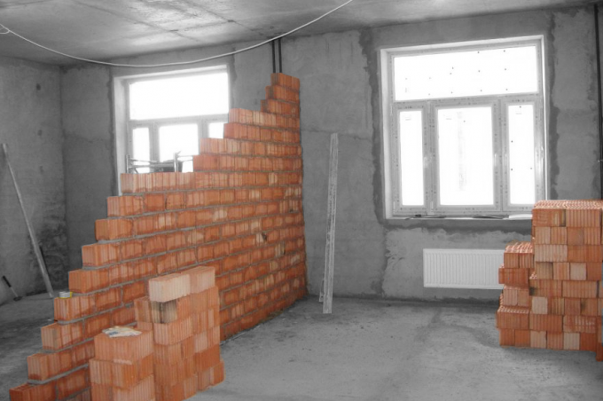 La instalación de las paredes de ladrillo. Servicio de fotografía con imágenes Yandex.