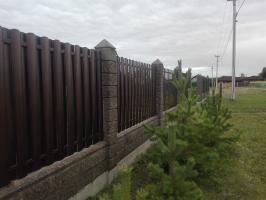 La forma final de los bloques de la cerca "hormigón lavado" y metalloshtaketnika