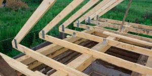¿Cómo hacer una casa de madera del techo?