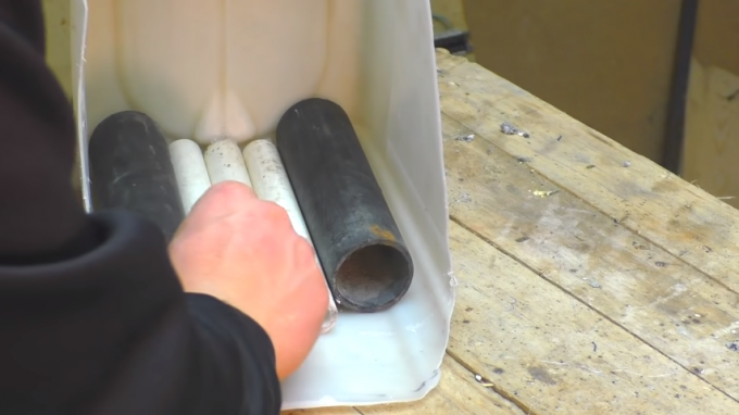 El proceso de instalación del tubo de plástico en el recipiente. fuente: https://www.youtube.com/watch? v = 5VGl8hqwWjk