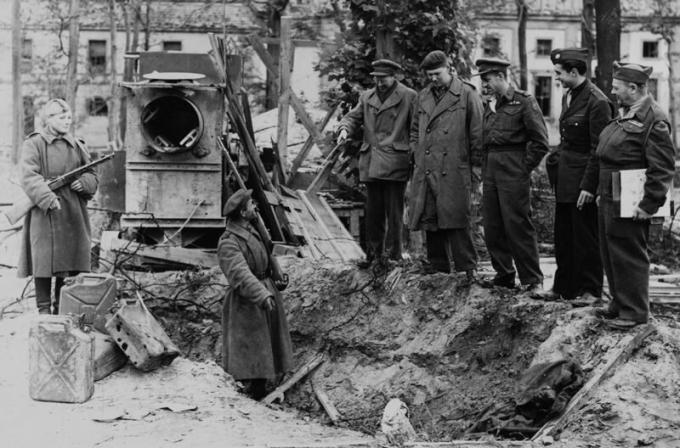 Hoyo, donde fue enterrado el Führer y latas de la gasolina. de mayo de 1945