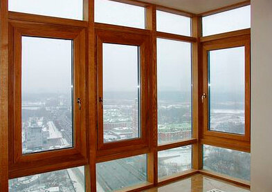 ventanas panorámicas de madera en gran altura