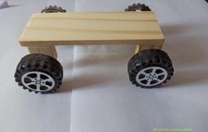 Poner juntos con su hijo un modelo de madera del coche con una hélice