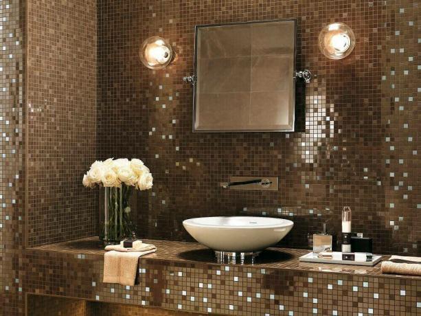 Baño con azulejos de mosaico y cerámicas. Fotografías de la de servicios Yandex imágenes. 