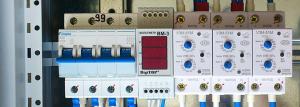 Los métodos para la protección de las redes eléctricas del hogar de sobretensiones eléctricas, variedad de dispositivos y métodos para su instalación de protección.
