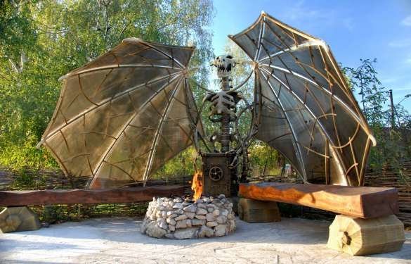 Dragón - el guardián de la chimenea como una barbacoa en la foto del sitio: Estudio de Diseño de Unformat, (Moscú).