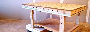 Fabricación de banco mesa-ensamblaje con las manos
