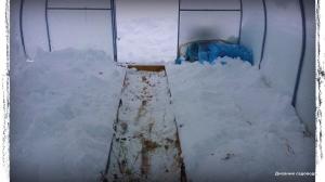 Nakidyvanie en la nieve en un invernadero
