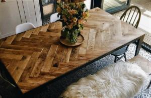 Can Banal mesa de madera, convertido en un orgullo en su interior? Facilidad. 6 ideas originales de bricolaje