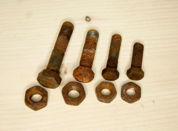 tuercas y tornillos oxidados