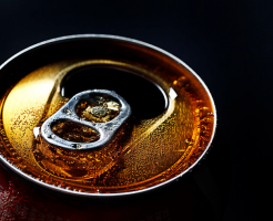 10 propiedades interesantes de Coca-Cola. Si el pelo verter una bebida que se
