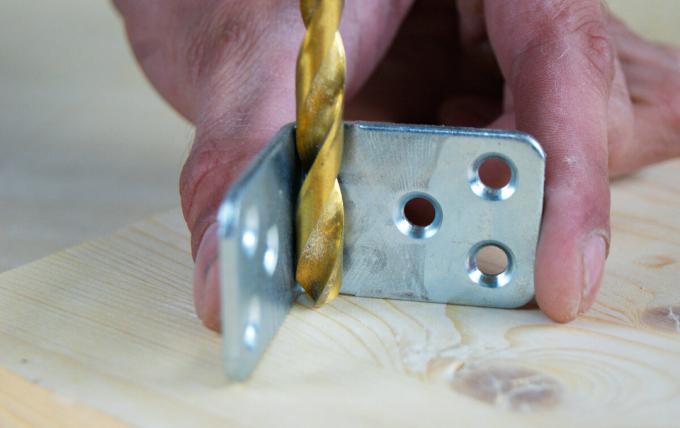 perforar un agujero en ángulo recto usando un soporte de metal