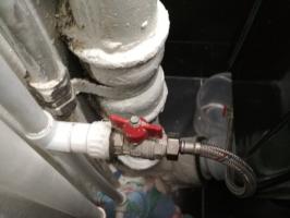 La protección de la válvula de fugas de agua en el apartamento. Comprobación de la operación de la válvula