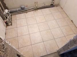 Baño de reparación: gama de baldosas para suelos y paredes. Frente a la negligencia de un empleado