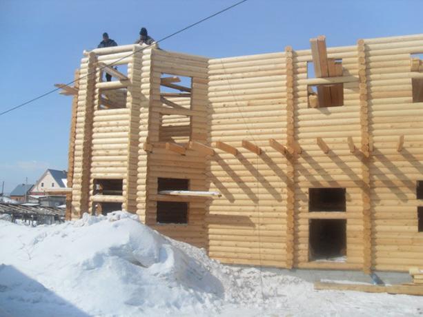 La construcción de una casa de madera en el invierno.