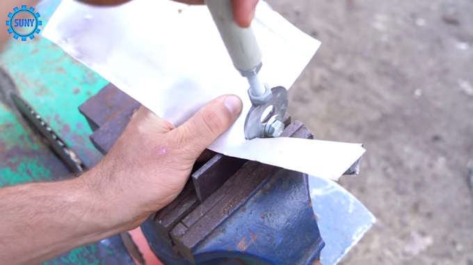 El proceso de corte de una casera cortador de hoja de metal