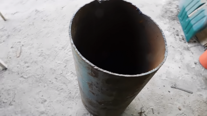 La recolección de horno de tubo oxidado viejo por un eficaz propias manos