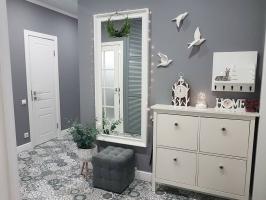 Hacer bonitos azulejos en lugar de alfombras en el pasillo - cómodo y práctico