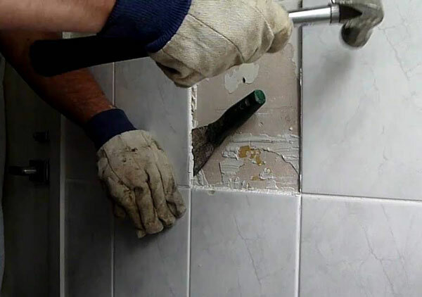 Extracción de los azulejos sin dañar. Foto: o-vannoy.ru