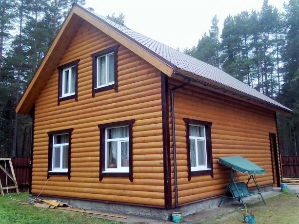 casa de madera fachada hecha de bloque de la casa. Servicio de fotografía con Yandex Imágenes. 