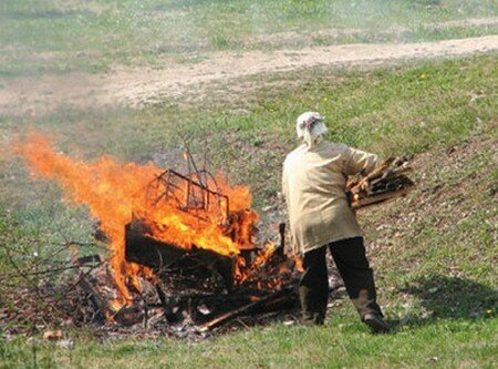 Nuestros padres todavía estar acostumbrados a quemar basura, ramas y ramitas del sitio que no sea llevar al vertedero