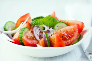 Ensalada de verano favorita de tomates y pepinos: si es útil?