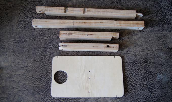 Los detalles de la placa de trípode - listones de madera y soporte
