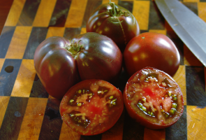 5 variedades de deliciosos tomates con notas violáceas