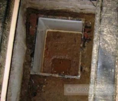 Validar primera excavados en el subsuelo a una profundidad de 60 cm, un agujero del tamaño de un refrigerador pequeño cuerpo que alguien ha tirado en un vertedero.